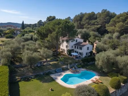 charmante propriété provençale avec piscine et oliveraie  au calme