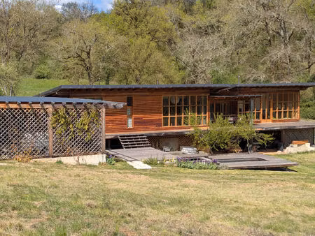 maison en bois bioclimatique sur grand terrain