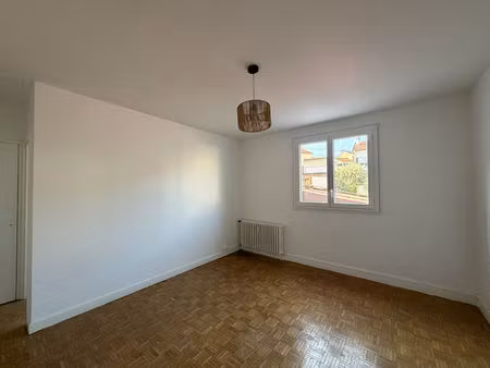 quartier armand dutreix  lumineux t1 de 30m² refait à neuf ! chauffage /eau chaude collect