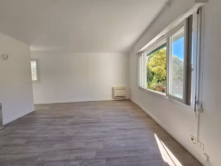 grand studio rénové et lumineux à 100 m de la mer – quartier santa lucia  saint-raphaël