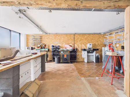 a vendre à aurillac  quartier du viaduc  local commercial et appartement avec terrasse  à 