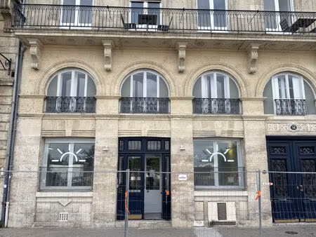 location local professionnel 369m²