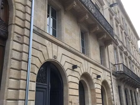 location local professionnel 602m²