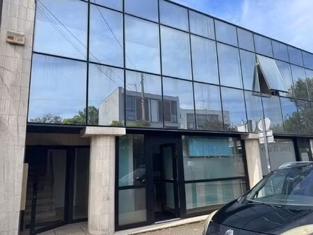 location local professionnel 78m²
