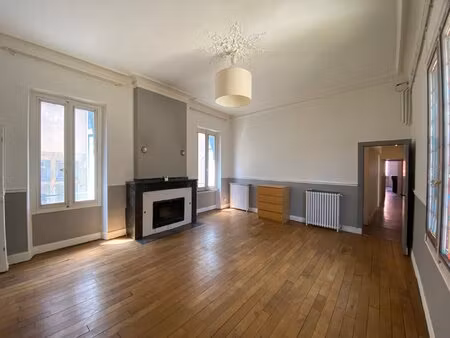 appartement de type haussmanien t4 d'environ 125m2 avec terrasse de 66m2 et garage