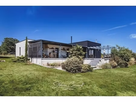 maison contemporaine en bois entouré de verdure
