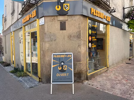 location local commercial  67.11m²  cholet