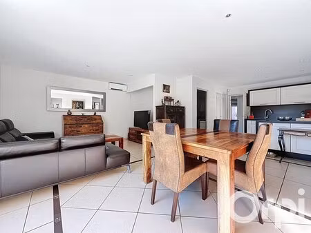ensemble immobilier unique – deux logements dans une maison avec jardin arboré et piscine.
