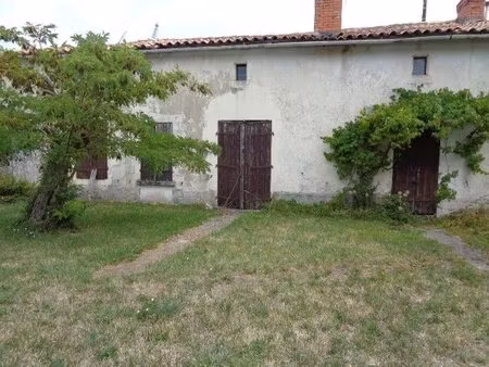 charmante maison en pierre de deux chambres à rénover  avec une grande grange
