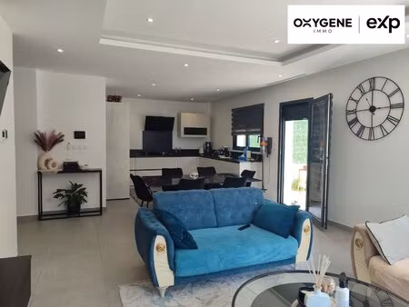 maison moderne avec piscine dans lotissement calme