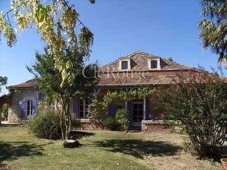 proche de duras - grande maison familiale avec gîte  granges et piscine