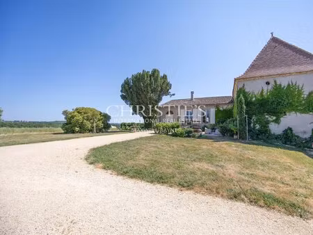ancienne ferme noble avec bassin et vue panoramique