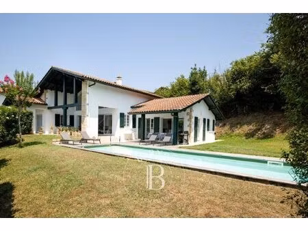 ascain  maison de village avec piscine et vue panoramique