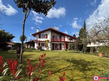très belle maison basque au centre d'hasparren