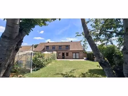 belle maison avec extra garage / stockage. beau jardin.