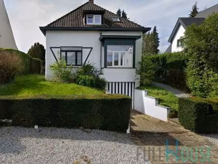 superbe villa entouré de verdure dans un quartier calme