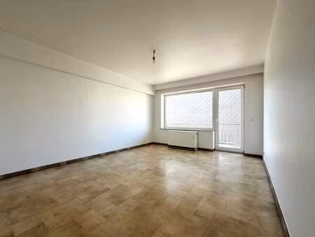 appartement lumineux à deux pas du centre de jambes