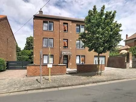 immeuble de rapport de 3 appartments et 5 garages avec jardi