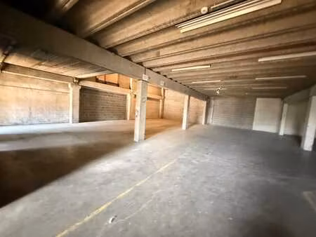 entrepôt de 784 m² sur 2 niveaux dans le village de blicquy