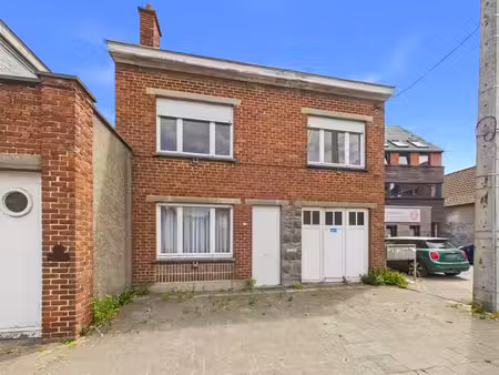 maison à rénover comprenant 2 chambres  un garage et jardin