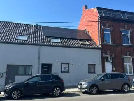 belle maison avec jardin et parking.