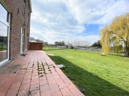 maison de maître spacieuse avec garage et grand jardin