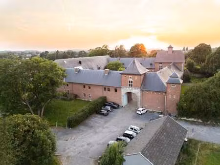 jolie petite maison dans le château de hombroux à ans
