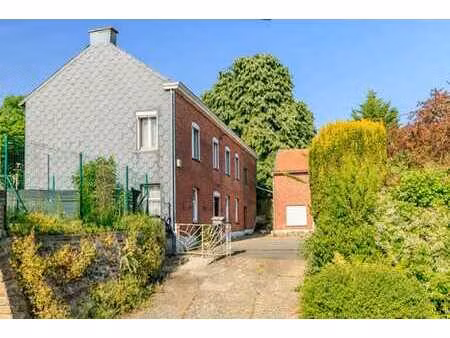maison 4 façades avec jardin et garage à rénover à braives