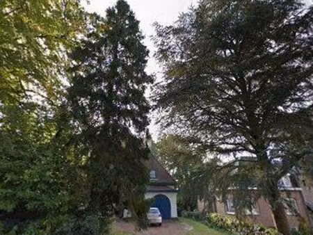 une villa avec jardin