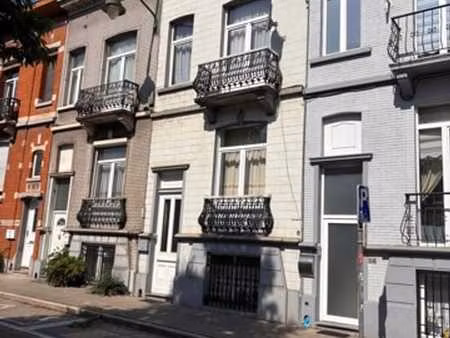 maison de caractère avec cour  terrasse et beau potentiel