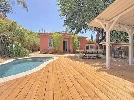 plain-pied avec piscine : une maison pleine de charme au cap-bru