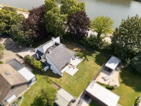villa d'architecte au bord du canal  au cœur de la verdure