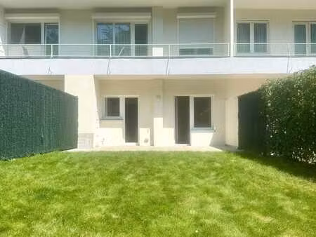 très beau rez-de-chaussée avec jardin  2 chambres  1 salle d