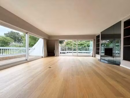 magnifique penthouse avec terrasse et feu ouvert.