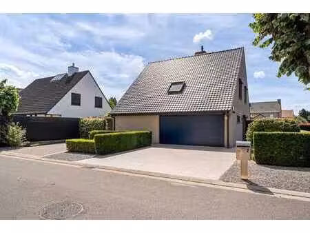 rustig gelegen woning met tuin en dubbele garage