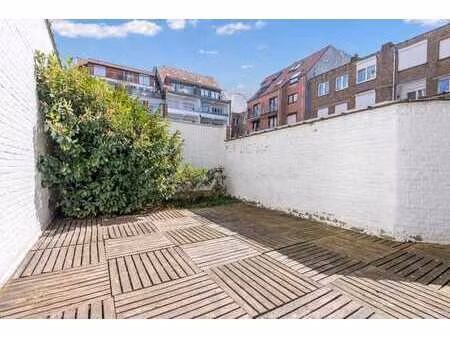 appartement au rez-de-chaussée spacieux avec une façade de 7