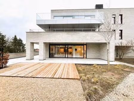 appartement d'exception avec jardin privatif au coeur d'embo
