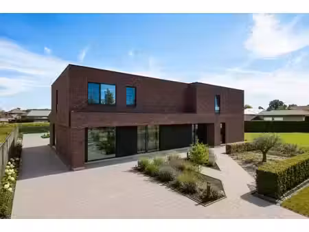 eigentijdse nieuwbouwwoning met moderne architectuur en v...