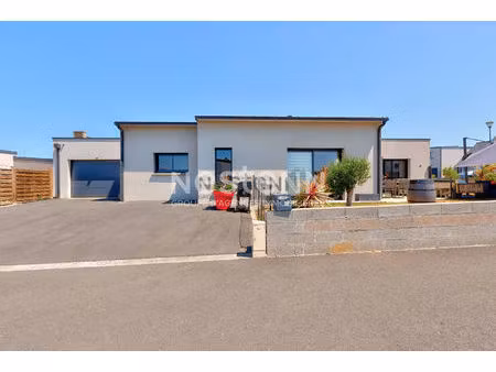 a vendre  maison de plain pied 10 minutes de lamballe  3 chambres avec terrains contempora