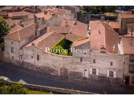 à quelques minutes de brioude  dans la campagne altiligérienne  une maison de bourg du 17e