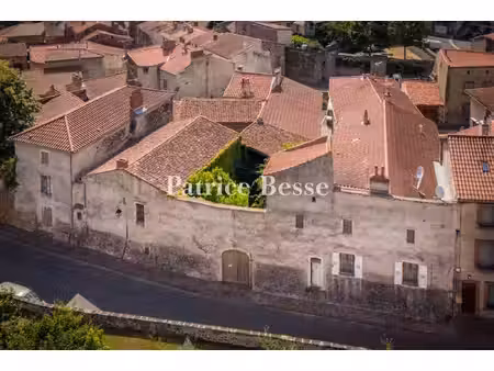 une maison de bourg du 17e s.  son auberge et sa cour.