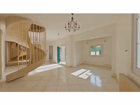 maison de ville - tours centre / rabelais : 99m² avec 3 chambres et une cour