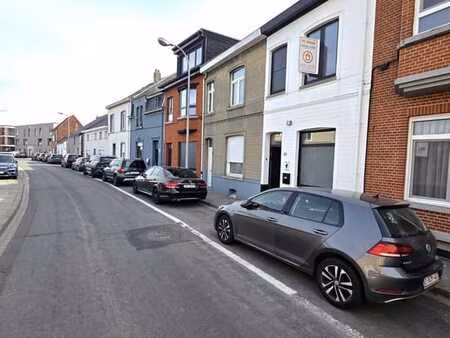 maison de poupée très bien entretenu à peutie.