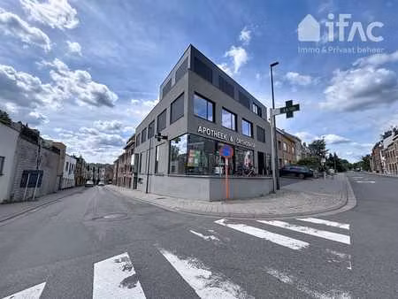 espace de pratique moderne et lumineux dans un bâtiment réce