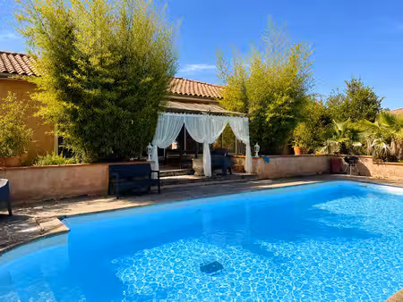 maison contemporaine de plain-pied avec piscine et dépendance dans un environnement calme 