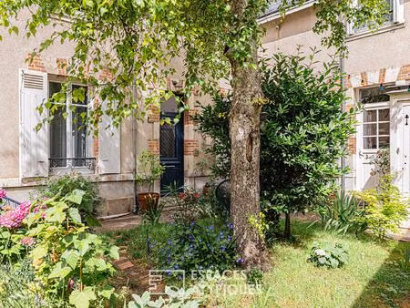 une maison familiale de charme avec cour-jardin et garage