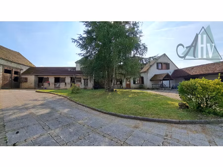 proche sens - fermette de 208 m2 sur 2 hectares de terrain a