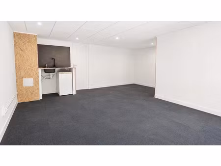 location locaux professionnels 1 pièce 28 m² à frejus (83600)  685 €