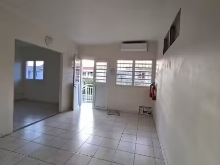 location locaux professionnels 0 pièces 79 m² à le robert (97231)  1 300 €