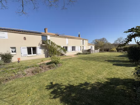 aizenay  ancien corps de ferme rénovée  nombreux bâtiments 